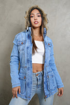 Parka denim Greta celeste, con capucha, de frente – Shava Jeans
