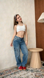 Jean cargo straight Akemy celeste, con bolsillo cargo, de frente – Shava Jeans